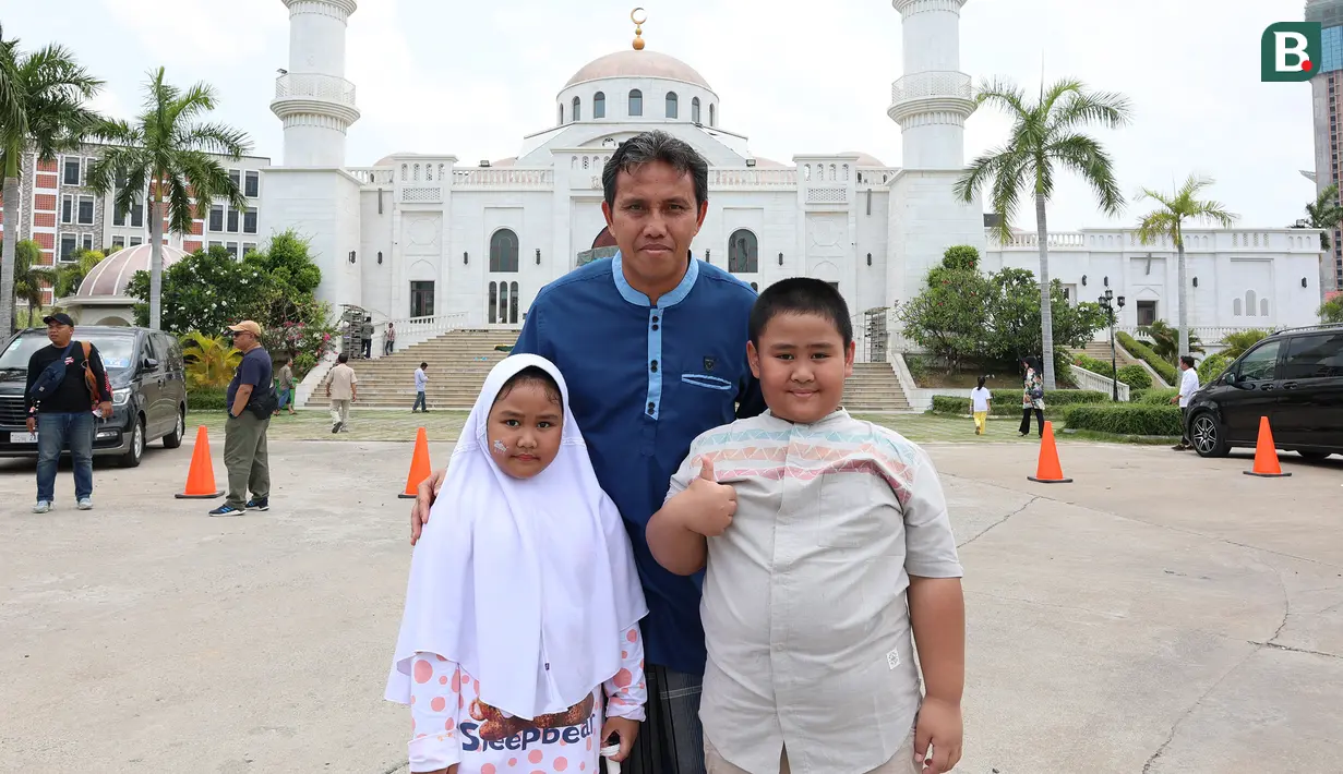 Asisten pelatih Timnas Indonesia U-22, Bima Sakti berfoto di depan Masjid Al Serkal, Phnom Penh, Kamboja, Jumat (5/5/2023) sebelum melaksanakan ibadah Salat Jumat di sela-sela SEA Games 2023 Kamboja. (Bola.com/Abdul Aziz)