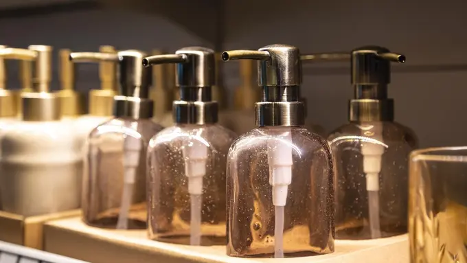 Ilustrasi menyimpan parfum di rak rendah/freepik.com/pvproductions