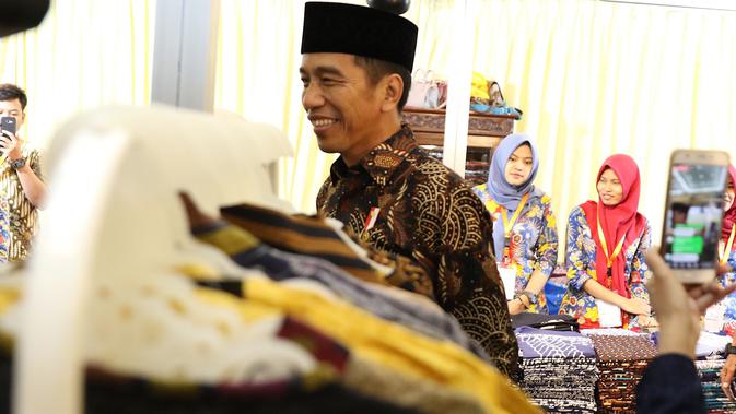 Senyum Presiden Joko Widodo atau Jokowi saat menghadiri pembukaan Muslim Fashion Festival (Muffest) Indonesia Tahun 2018 di JCC, Kamis (19/4). (Liputan6.com/Immanuel Antonius)