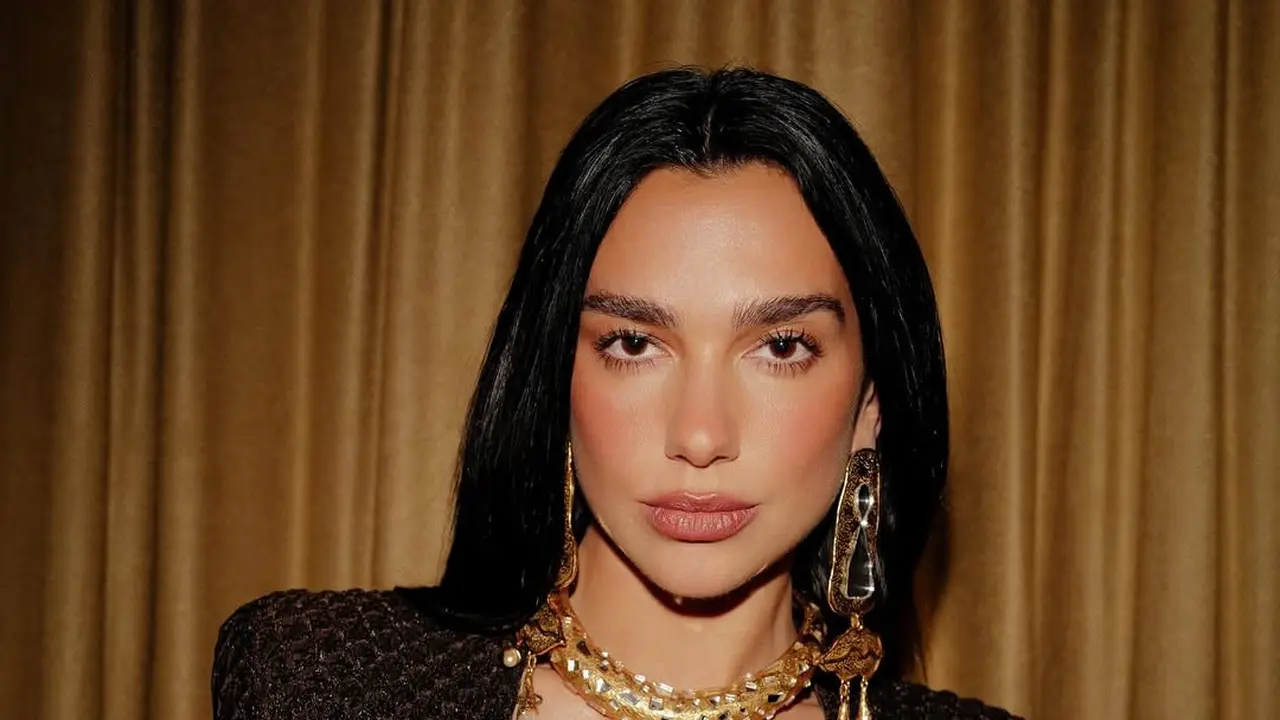 Gaya Berani Dua Lipa Cosplay Jadi Wanita Ular dengan Gaun Transparan
