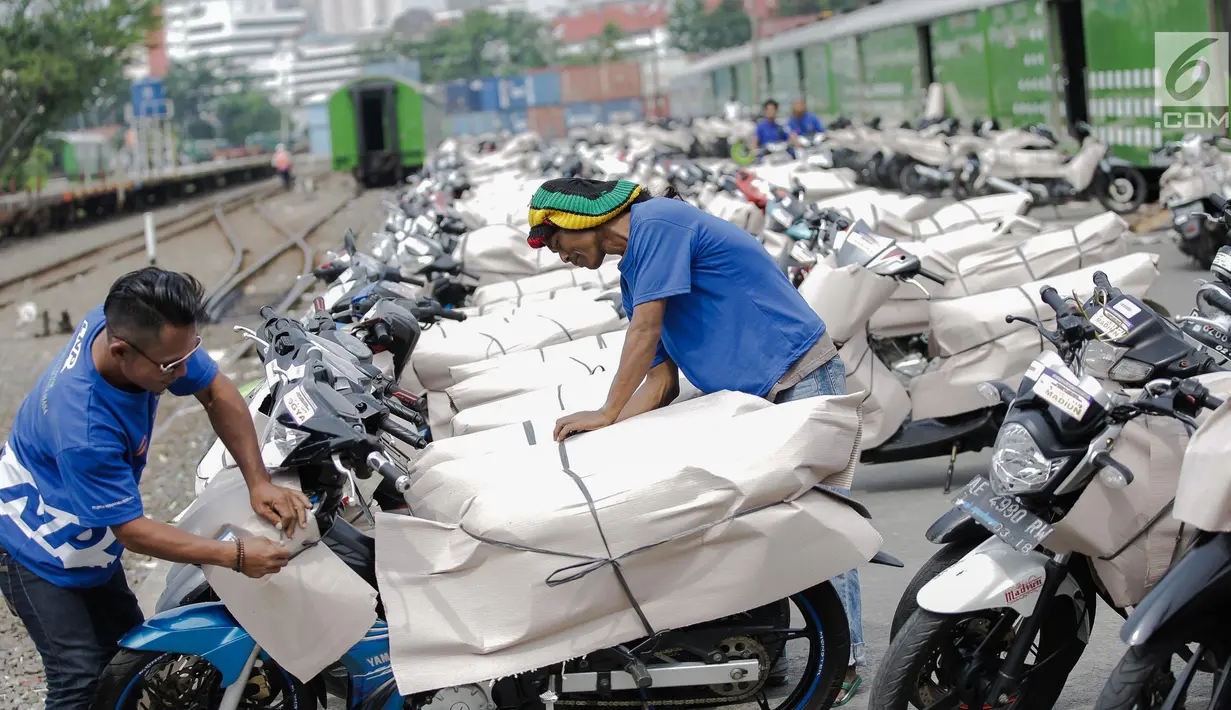 Pada H-2 lebaran, pengiriman paket sepeda motor menggunkan jasa pengiriman kereta api mulai meningkat dengan tujuan kota Jawa Tengah dan Jawa Timur di Stasiun Pasar Senen, Jakarta, Jumat (23/6). (Liputan6.com/Faizal Fanani)