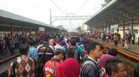 Penumpang menumpuk di Stasiun Bojong Gede (Liputan6.com/ Andry Haryanto)