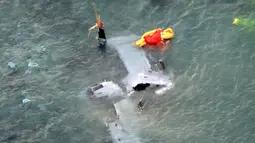 Kondisi pesawat Korps Marinir AS MV-22 Osprey usai jatuh di lepas pantai Nago, Okinawa, Jepang, (14/12). Otoritas terkait masih menyelidiki penyebab jatuhnya pesawat. (Reuters/Kyodo)