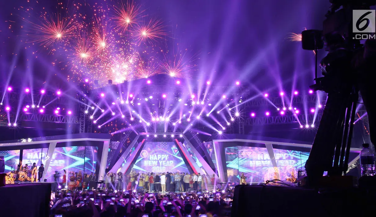 Kembang api menghiasi Konser Gempita 2018 di Pantai Karnaval Ancol, Jakarta, Senin (1/1). Dalam malam pergantian tahun menuju 2018, Sederet penyanyi serta band kenamaan tanah air meramaikan gelaran tersebut. (Liputan6.com/Herman Zakharia)