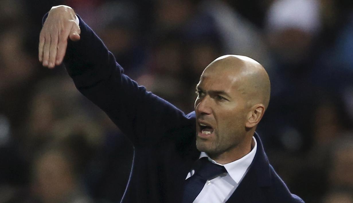 Ekspresi Pelatih Real Madrid, Zinedine Zidane saat menyaksikan anak asuhnya berlaga melawan Granada pada lanjutan La Liga Spanyol di di Estadio Nuevo Los Carmenes, Senin (8/2/2016) dini hari WIB. (REUTERS/Marcelo del Pozo)