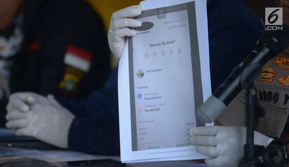 Kabid Humas Polda Metro Jaya Kombes Pol Argo Yuwono memperlihatkan bukti screenshoot pemesanan aplikasi Gocar saat rilis tindak pencurian dengan kekerasan di Jakarta, Sabtu (29/6/2019). Mobil dan handphone AS, pengemudi taksi online itu turut disita sebagai barang bukti. (merdeka.com/Imam Buhori)