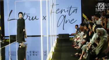 Model mengenakan busana L.tru X Fenita Arie dalam ajang Jakarta Modest  Fashion Week, di Gandaria City, Jakarta, Jumat, (27/7). Sejumlah karya busana di ajang JMFW tersebut berlangsung hingga (29/7). (Kapanlagi.com/Agus Apriyanto)