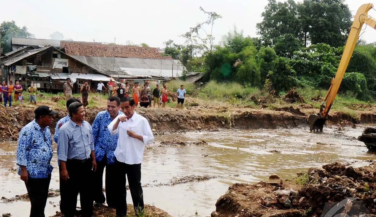 Jokowi bersama Dinas Pekerjaan Umum DKI Jakarta memantau pembangunan waduk Kampung Rambutan di Ciracas, Jakarta Timur. (Liputan6.com/Andrian M Tunay).