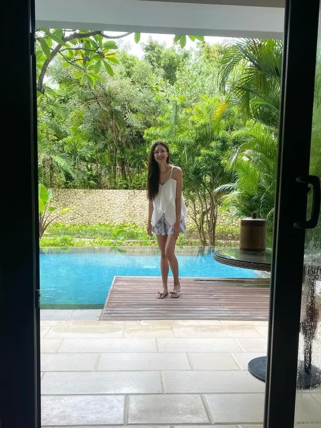 Mikha Tambayong dalam balutan atasan putih