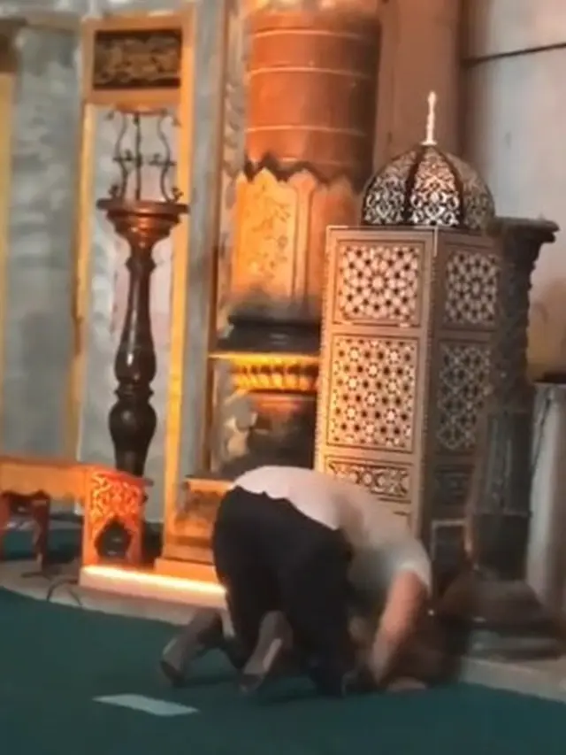 Bikin Haru, Viral Pria Asal Turki Sholat Dengan 2 Kaki Palsu