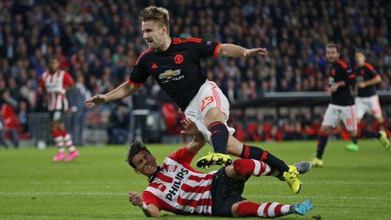 Ini insiden patah kaki Luke Shaw usai dijegal pemain PSV Eindhoven
