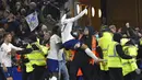 Para pemain Tottenham Hotspur merayakan kemenangan mereka atas Leicester City pada pertandingan sepak bola Liga Inggris di King Power Stadium, Leicester, Inggris, 19 Januari 2022. Tottenham menang 3-2. (AP Photo/ Rui Vieira)