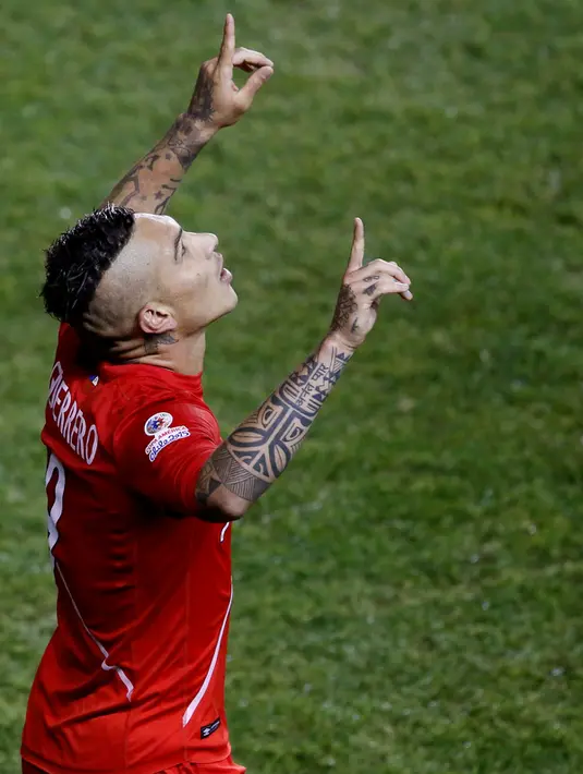 Penyerang Peru, Paolo Guerrero melakukan selebrasi usai mencetak gol ke gawang Bolivia saat Copa Amerika 2015 di Estadio Municipal Bicentenario, Chile, (25/6/2015). Peru melaju ke semifinal usai mengalahkan Bolivia 3-1. (REUTERS/Jorge Adorno)