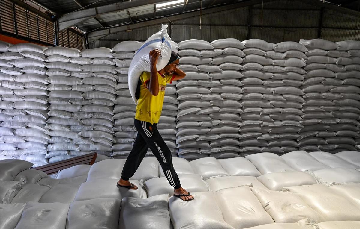 FOTO: Bulog Pastikan Stok Beras Sumatera Aman untuk Penanganan Bencana