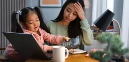 Perbedaan energi antara ibu introvert dan anak ekstrovert sering membuat pengasuhan terasa melelahkan. [Dok/freepik.com]