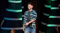 Aktor Zac Efron naik ke atas panggung untuk menerima penghargaan pada acara Teen Choice Awards di California, 12 Agustus 2018.  Mengenakan kemeja serta celana denim, Zac Efron kembali memancarkan pesona ketampanannya. (Chris Pizzello/Invision/AP)
