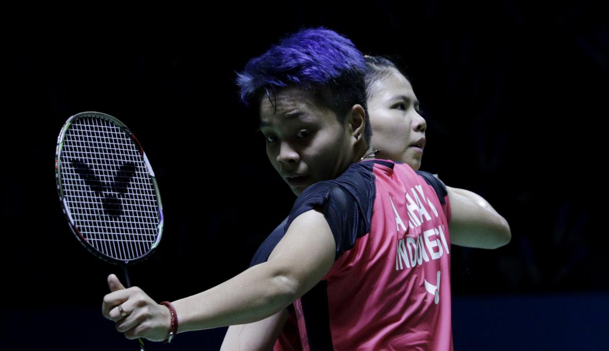 Pebulutangkis Indonesia, Apriyani Rahayu, saat melawan wakil Jepang, Ayako Sakuramoto/Yukiko Takahata pada Indonesia Open 2019 di Istora, Jakarta, Selasa (16/7). Pasangan Indonesia menang 21-15, 21-16. (Bola.com/M Iqbal Ichsan)