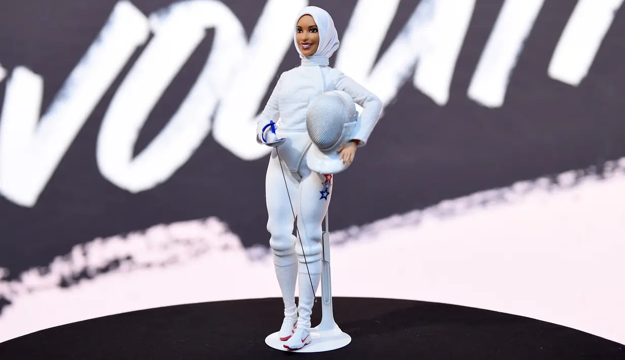 Figur boneka Barbie yang mengenakan hijab untuk pertama kalinya dipamerkan ketika perayaan Women Of The Year Live Summit di Museum Brooklyn, New York City, Senin (13/11). (Ilya S. Savenok/GETTY IMAGES/AFP)