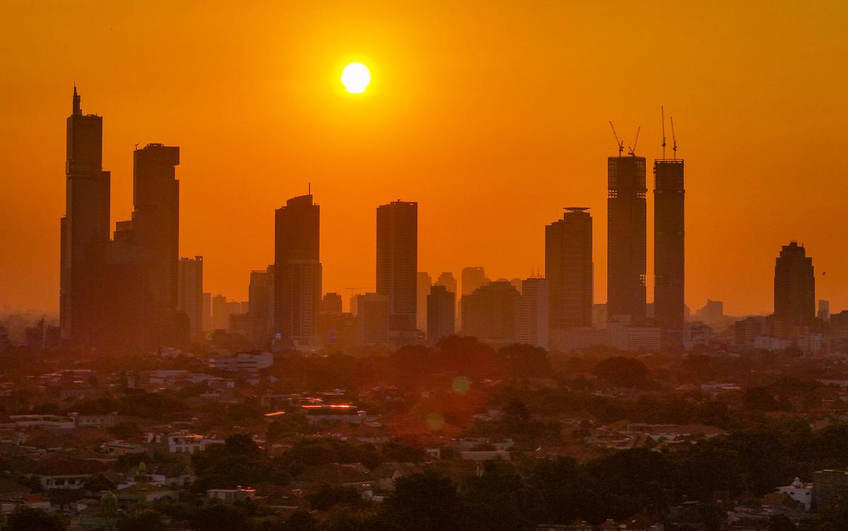 Keindahan Senja di Atas Langit Jakarta