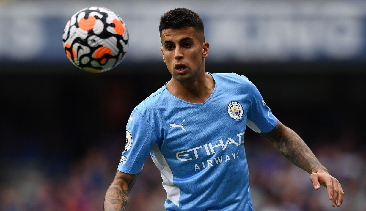 Bek kiri Manchester City, Joao Cancelo bisa dibilang sebagai bek paling berani di fase grup Liga Champions. Ia mampu melakukan pressing dan tak membiarkan lawan untuk melewatinya. Hebatnya lagi, Cancelo mampu mencetak 2 gol dan 3 assist dalam 5 pertandingannya. (AFP/Ben Stansall)