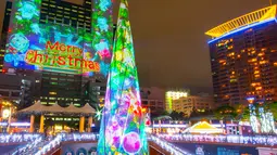 Pertunjukan cahaya menyambut Natal di Christmasland, New Taipei City, Taiwan, Senin (19/11). Christmasland tahun ini mengambil tema angkasa dan planet-planet. (TVBS via AP Images)
