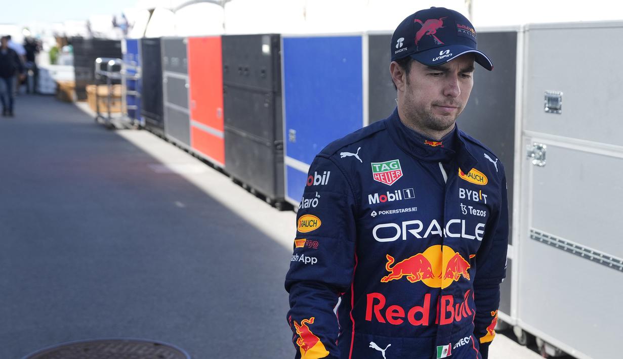 Jika Max Verstappen tampil superior, tidak demikian dengan rekan setimnya di Red Bull Racing, Sergio Perez yang menempati posisi runner-up klasemen sementara. Ia harus terhenti di lap ke-8 akibat mengalami masalah pada girboks. (Canadian Express via AP/Ryan Remiorz)