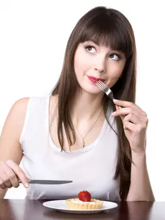 Menerapkan mindful eating untuk proses makan yang lebih bermanfaat bagi tubuh./copyright Freepik/yanalya