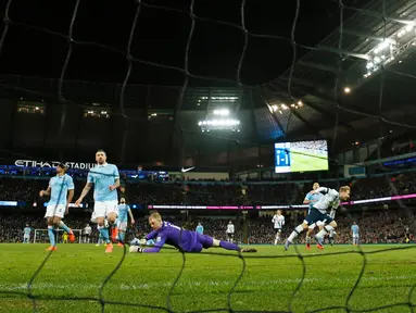 Kiper Manchester City, Joe Hart gagal menghalau bola tendangan gelandang Tottenham Hotspur, Christian Eriksen pada lanjutan liga Inggris di Stadion Etihad, (14/2). Tottenham menang tipis atas City dengan skor 2-1. (Reuters/Lee Smith)