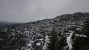 Salju menutupi rumah-rumah saat hujan salju di desa Kyperounta di gunung Troodos, pulau Mediterania tenggara Siprus, Rabu (19/1/2022). Siprus berada dalam cengkeraman badai pertengahan musim dingin yang membawa hujan lebat, suhu rendah, dan salju masuk pegunungan Troodos. (AP Photo/Petros Karadjias)