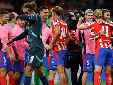 Para pemain Atletico Madrid merayakan kemenangan mereka pada akhir matchday 1 League Phase Liga Champions 2024/2025 melawan RB Leipzig di Stadion Metropolitan, Madrid pada Kamis 19 September 2024 atau Jumat (20/9/2024) dini hari WIB. (OSCAR DEL POZO/AFP)