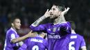 Ekspresi pemain Real Madrid, Sergio Ramos merayakan gol saat melawan Sevilla pada laga Copa Del Rey di Ramon Sanchez Pizjuan stadium, Seville (12/1/2017). real Madird bermain imbang 3-3. (EPA/Raul Caro)