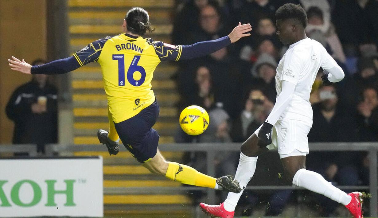 Tim asuhan Mikel Arteta itu tampil dominan dalam pertandingan di The Kassam Stadium itu. Mereka menguasai bola hingga 64 persen. (AP Photo/Frank Augstein)