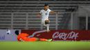 Pemain Timnas Indonesia U-22, Dony Tri Pamungkas (kanan) berusaha melewati penjagaan pemain India, Brahmacharimayum Sumit Sharma dalam laga uji coba di Stadion Madya, Senayan, Jakarta, Minggu (13/10/2025). (Bola.com/Bagaskara Lazuardi)