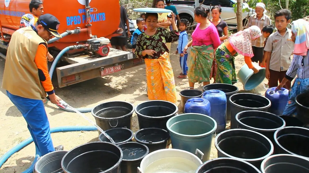 Tak Ada Air Tawar Bersih, Warga Lombok Mandi Pakai Air Laut