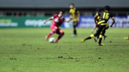 Kualitas rumput Stadion Pakansari turut jadi faktor yang memengaruhi buruknya penampilan Garuda Asia dalam laga yang sangat menentukan itu. (Bola.com/Ikhwan Yanuar)