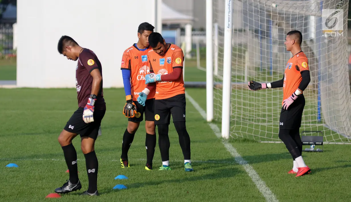 Tiga penjaga gawang Timnas Thailand U-23 saat latihan di Lapangan B Kompleks GBK, Jakarta, Selasa (29/5). Timnas Thailand U-23 akan melakoni laga uji coba melawan Timnas Indonesia U-23 pada 31 Mei dan 3 Juni mendatang. (Liputan6.com/Helmi Fithriansyah)