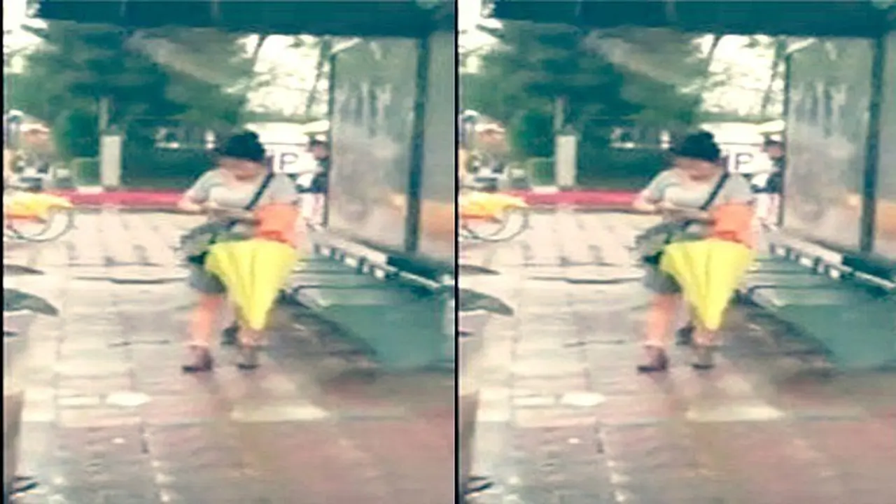Viral, Gaya Wanita Memainkan Layar Ponselnya Bikin Netizen Ngakak