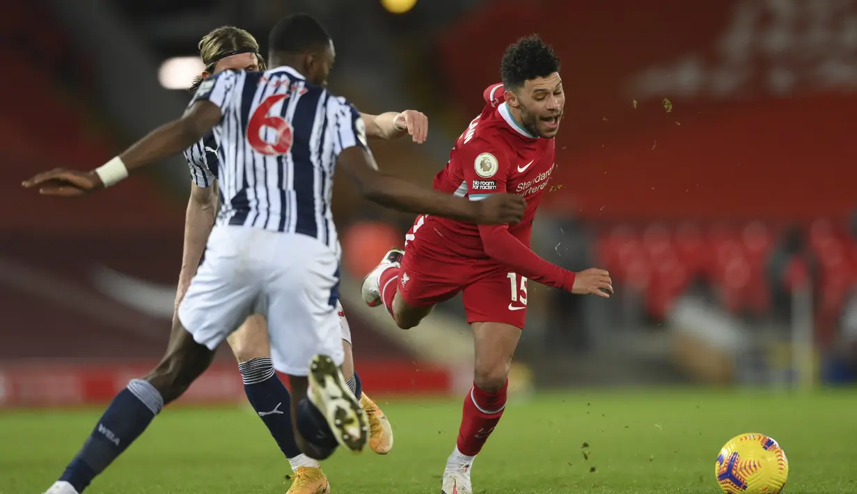Gelandang Liverpool, Alex Oxlade-Chamberlain berusaha melewati pemain West Bromwich Albion pada pertandingan lanjutan Liga Inggris di stadion Anfield, Inggris, Senin (28/12/2020). (Stu Forster/Pool via AP)