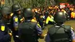 Upah tak dibayar seperti yang dikira, ratusan pekerja di Afsel berunjuk rasa di luar stadion tempat pertandingan antara Jerman melawan Australia. Akibatnya, seorang wanita cedera. 