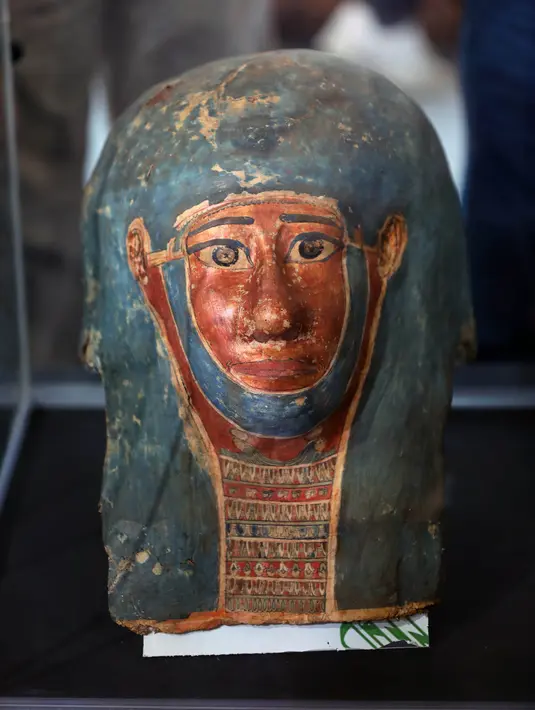 Sebuah artefak yang baru ditemukan terlihat di situs penemuan peti mati kayu berwarna-warni di Provinsi Giza, Mesir, pada 14 November 2020. Kementerian Pariwisata dan Kepurbakalaan Mesir memamerkan 100 peti mati kuno yang baru ditemukan di Provinsi Giza dekat ibu kota Kairo. (Xinhua/Ahmed Gomaa)