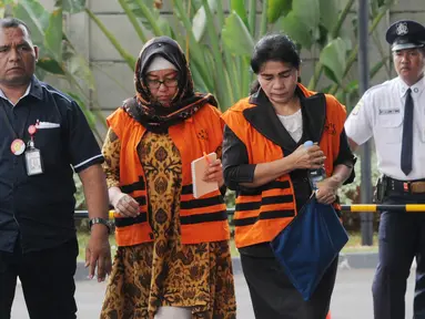 Mantan anggota DPRD Sumut Rahmianna Delima Pulungan (dua kiri) dan Hakim Adhoc Tipikor PN Medan Merry Purba (dua kanan) tiba di Gedung KPK, Jakarta, Kamis (20/9). Keduanya banyak menunduk saat tiba di Gedung KPK. (Merdeka.com/Dwi Narwoko)