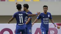 Para pemain PSIS Semarang merayakan gol pertama ke gawang Persikabo 1973 yang dicetak striker Farrel Arya (tengah) dalam laga matchday ke-2 Grup A Piala Menpora 2021 di Stadion Manahan, Solo, Kamis (25/3/2021). (Bola.com/Arief Bagus)