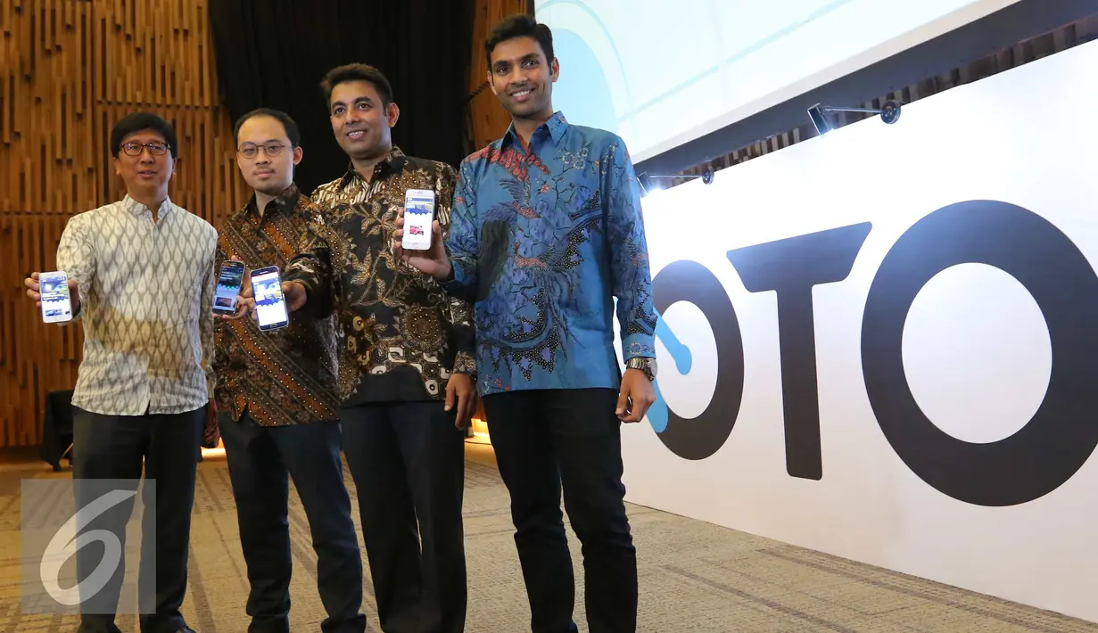 Ki-ka: COO PT Elang Mahkota Teknologi (Emtek) Sutanto Hartanto, CEO PT Kreatif Media Karya (KMK Online) Adi Sariaatmadja, CEO Girnar Soft Amit Jain dan CEO Oto.com Mohit Yadav saat peluncuran Oto.com di Jakarta, Rabu (28/9).(Liputan6.com/Angga Yuniar)