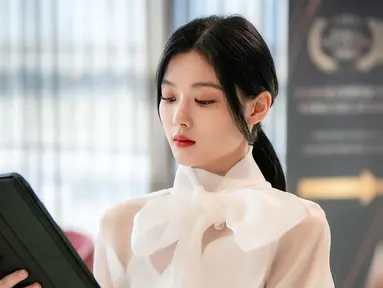 Kim Yoo Jung akan berperan sebagai Do Do Hee, pewaris Mirae Group yang tidak mempercayai siapa pun dan jatuh cinta pada iblis. Do Do Hee juga memiliki banyak mush dan berhati dingin. (Foto: SBS)