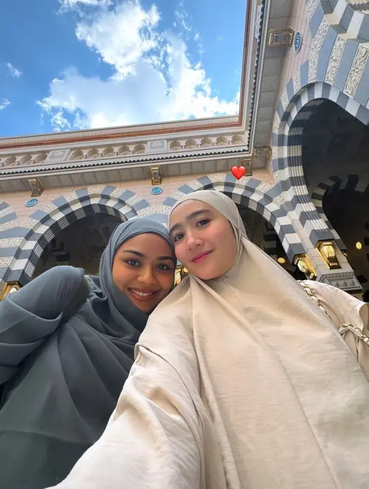 Tak sendiri, Febby Rastanty pergi umrah bersama kerabat dekatnya. Mereka pun sempat berfoto bersama
