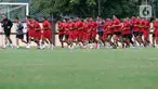 Pesepakbola yang tergabung dalam timnas Indonesia dan timnas Indonesia U-20 berlari bersama mengelilingi Stadion Perguruan Tinggi Ilmu Kepolisian (PTIK) Jakarta, Senin (20/3/2023). (Liputan6.com/Helmi Fithriansyah)