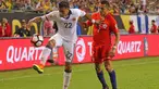 Bek Kolombia, Jeison Murillo (kiri) saat menahan bola dari penyerang Chile Alexis Sanchez pada pertandingan semifinal Copa America Centenario 2016 di Soldier Field, AS, (22/6). Chile menang dengan skor 2-0. (Dennis Wierzbicki/ USA TODAY Sports)