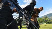Prajurit TNI Batalyon Raider 112/Dharma Jaya membawa sandera menuju helikopter pada latihan penanggulangan anti teror di Banda Aceh, Sabtu (11/5/2019). Penanggulangan anti teror merupakan bagian dari latihan pemeliharaan prajurit Raider dalam menanggulangi berbagai gangguan. (CHAIDEER MAHYUDDIN/AFP)