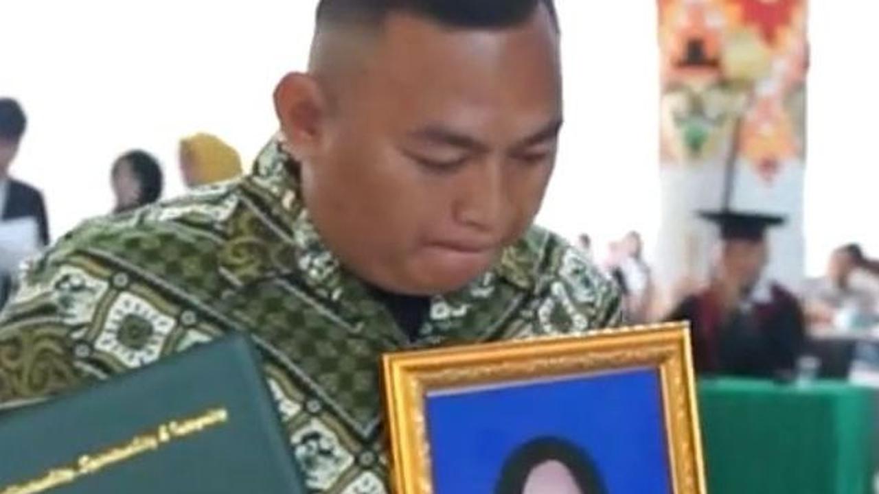 Momen Haru Ayah Gantikan Putrinya Wisuda di UIN Raden Intan Lampung, Sang Anak Berpulang karena Sakit