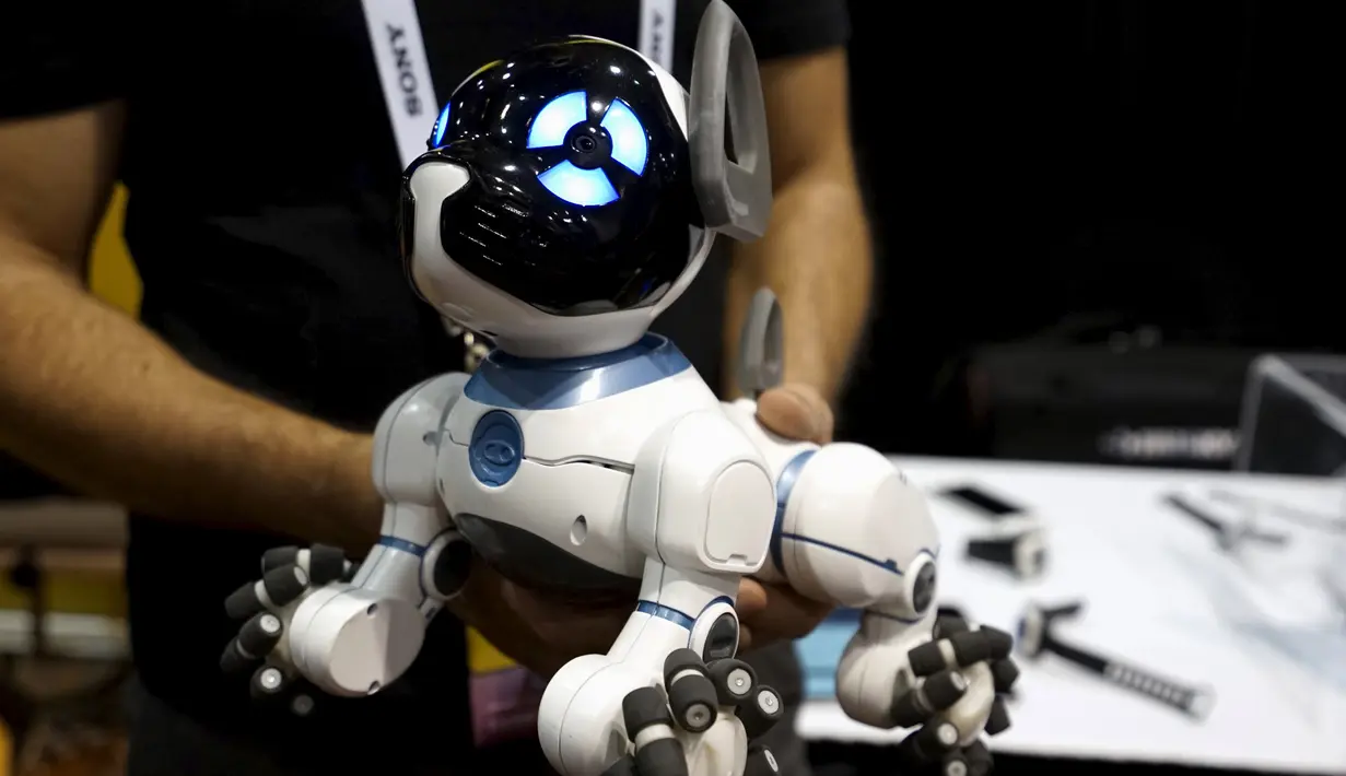 Seekor robot anjing bernama Chip yang dibuat oleh WowWee saat dipamerkan dalam acara Consumer Electronics Show di Las Vegas. (4/1). Anjing dapat belajar melakukan sesuatu sesuai apa yang disuruh pemiliknya. (REUTERS / Rick Wilking)